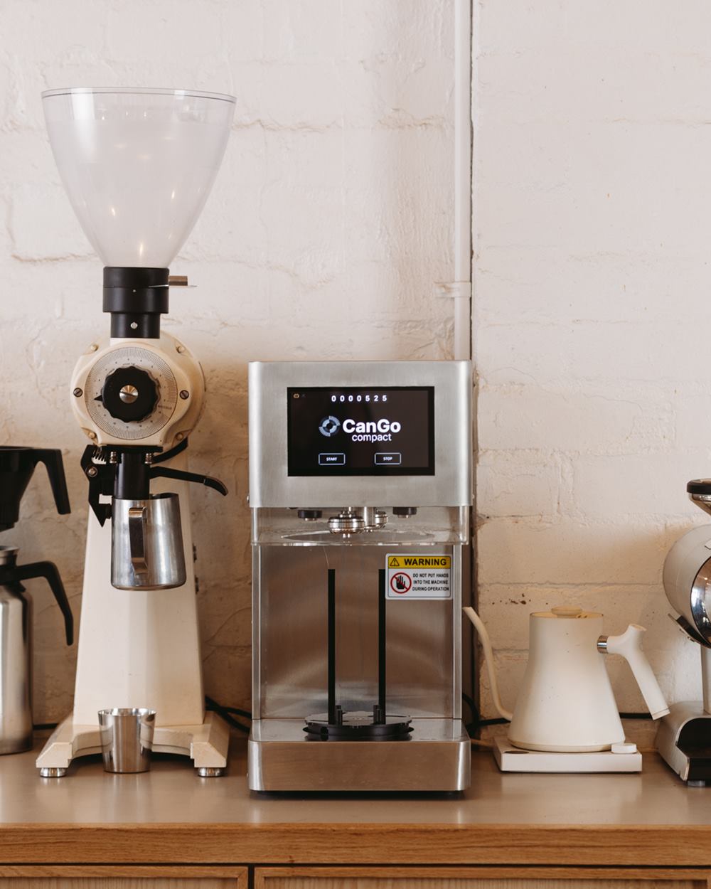 CanGo Compact sealing machine on a café bench